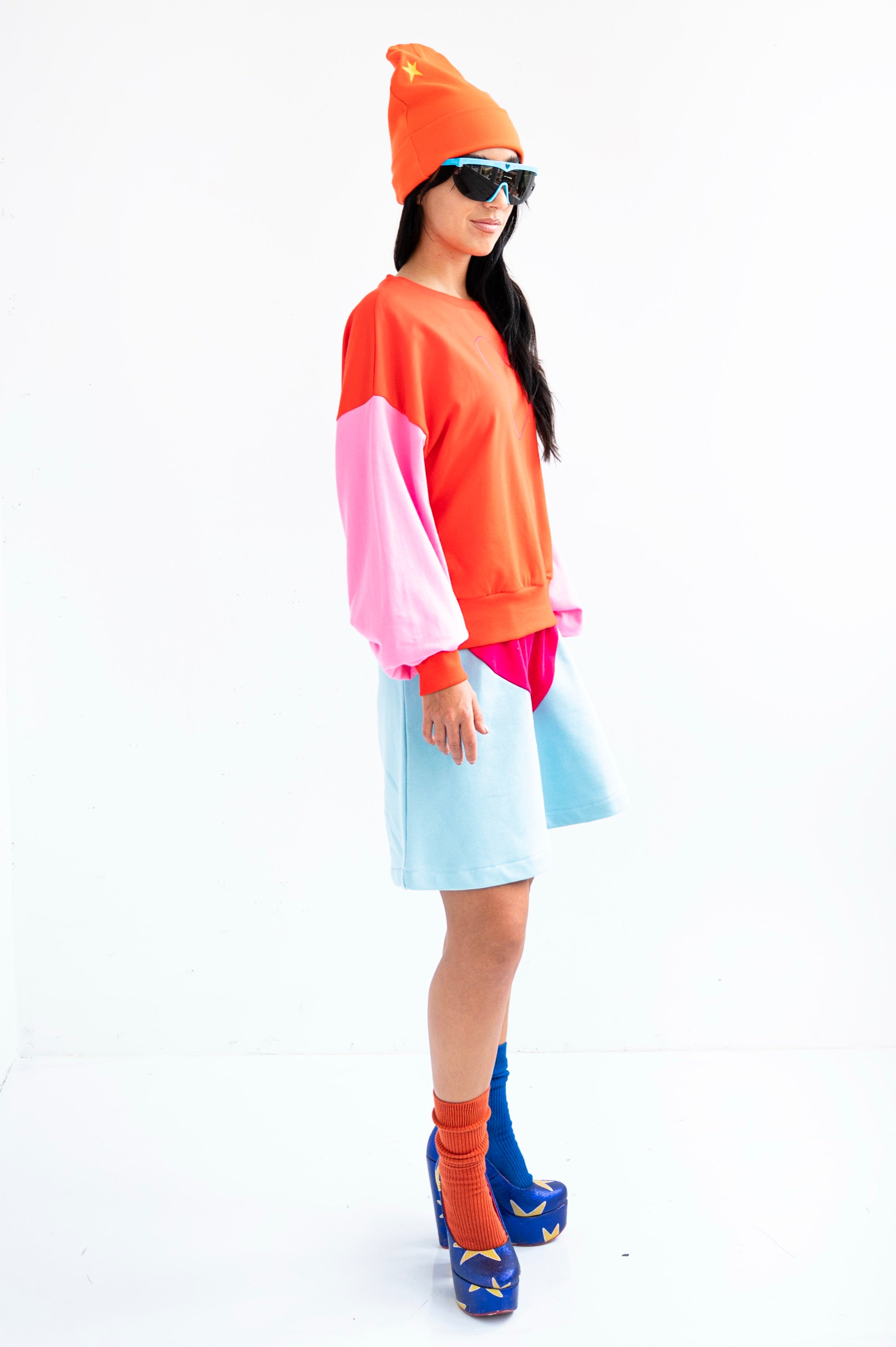 Sweat-shirt rouge manches roses