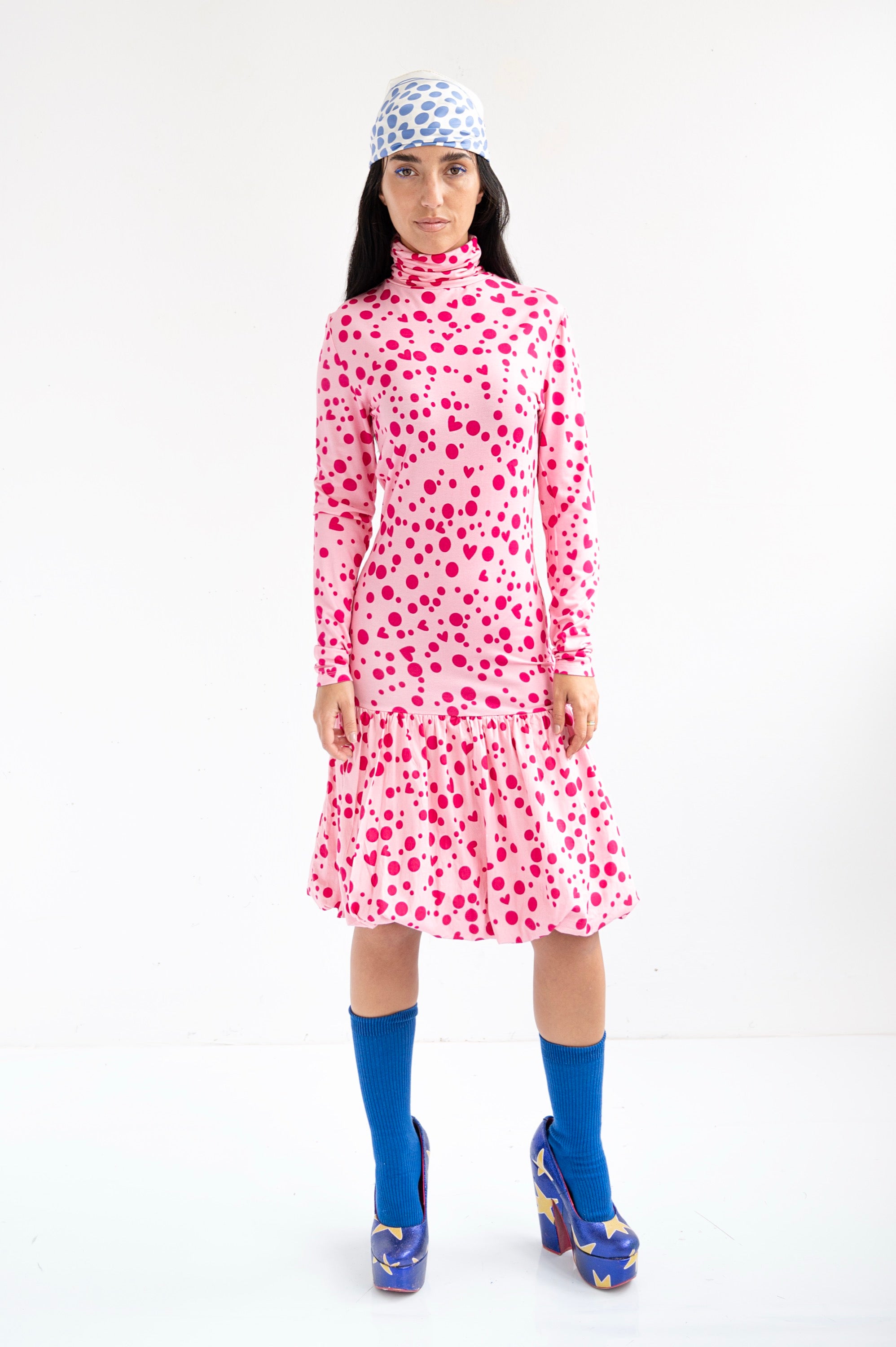 VESTIDO CORTO TOPOS CORAZONES ROSA