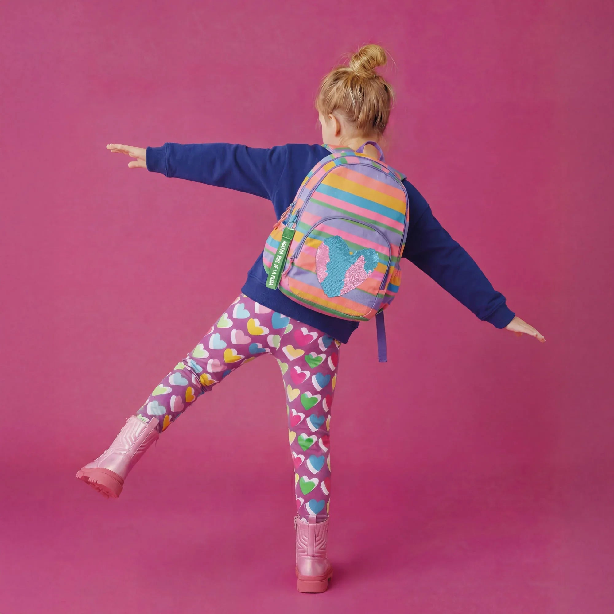 Mochila infantil con rayas multicolor y corazones de lentejuelas en la espalda