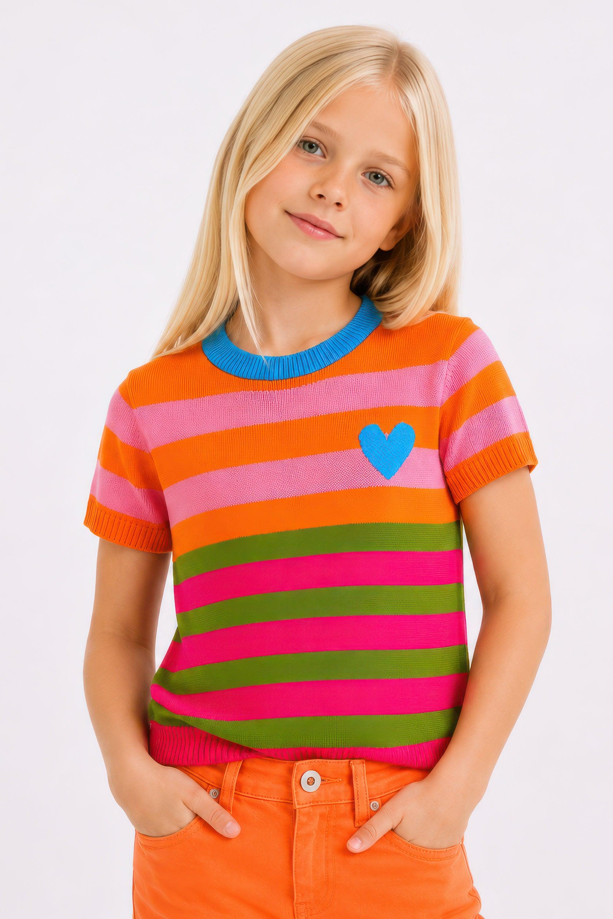 Camiseta de punto infantil a rayas arcoíris con corazón azul en el pecho