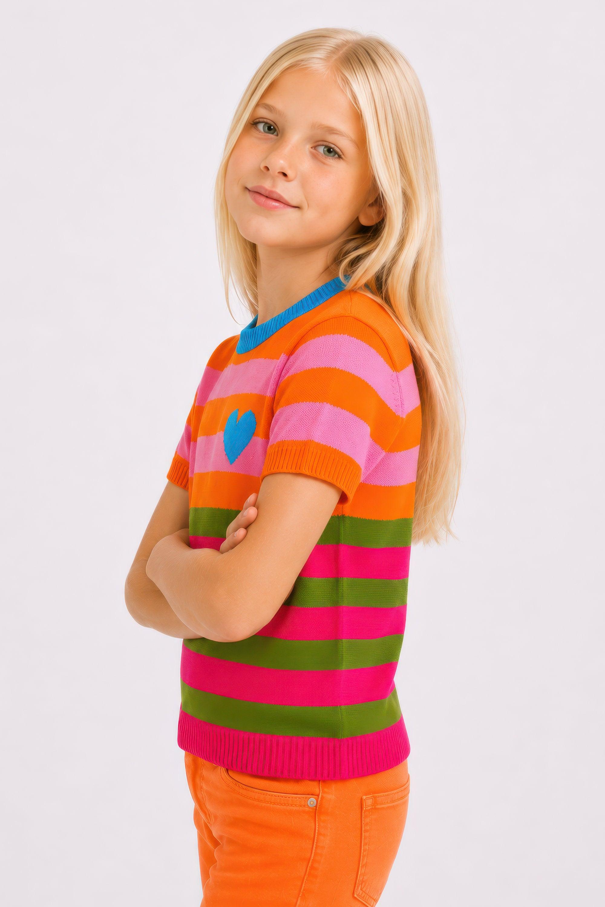 Suéter de punto infantil a rayas multicolor con cuello azul y corazón visible