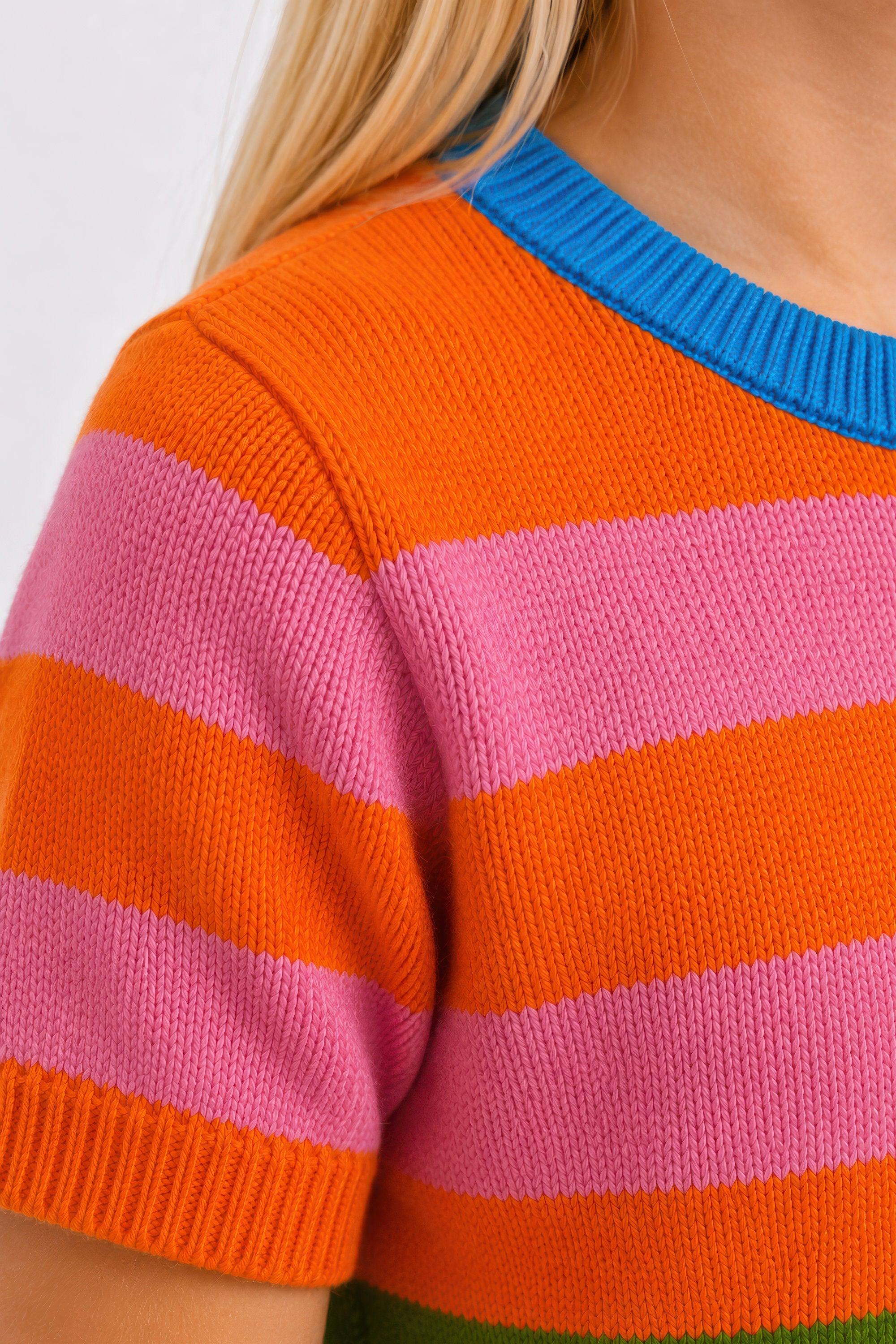 Suéter de punto infantil a rayas multicolor en naranja, rosa y verde, cuello azul
