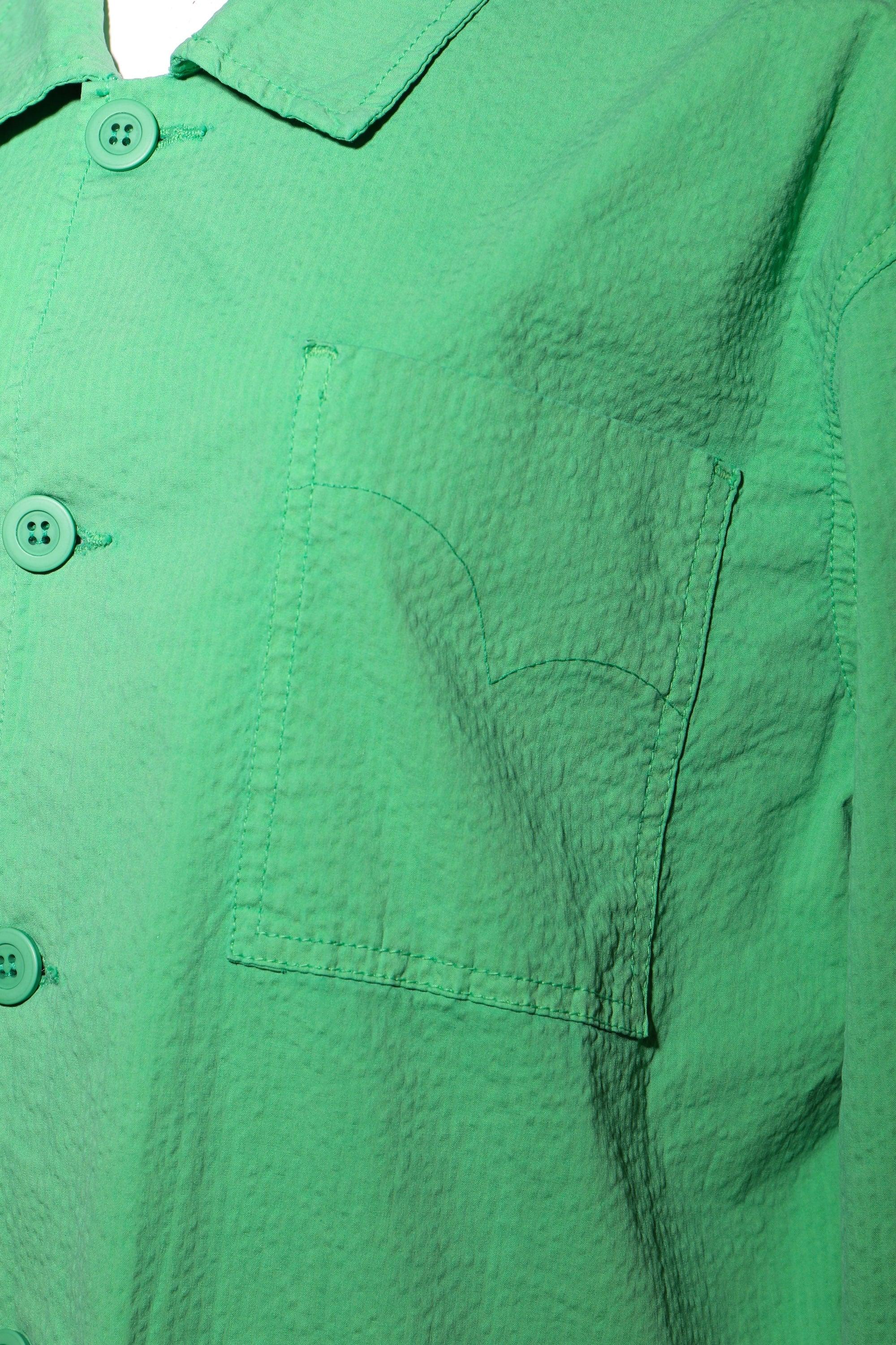 Sobrecamisa verde con botón frontal y bolsillo de parche, detalle de costuras